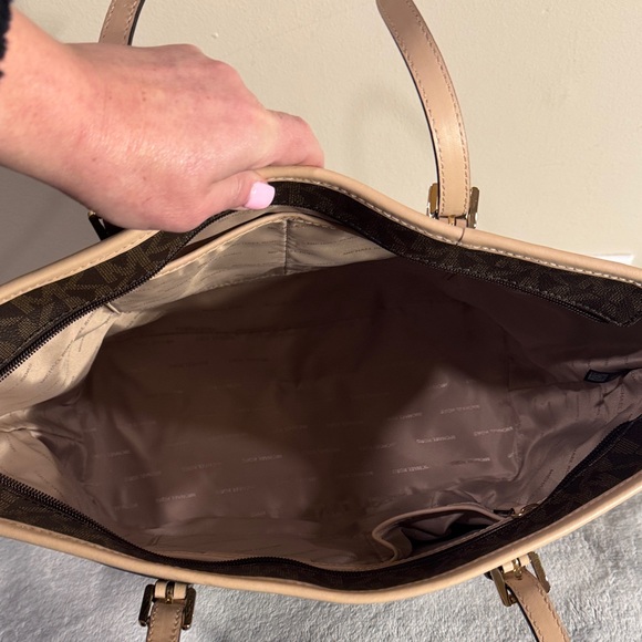 Michael Kors Jet Set Large Signature Logo Tote Bag - Picture 9 of 9